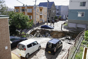 El balance de víctimas a causa del terremoto de magnitud 6,7 en la escala de Richter que ha sacudido este jueves de madrugada la isla japonesa de Hokkaido (norte) ha ascendido a siete muertos y 200 heridos, mientras que otras 30 personas continúan desaparecidas.