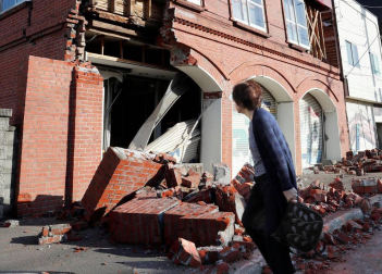 El balance de víctimas a causa del terremoto de magnitud 6,7 en la escala de Richter que ha sacudido este jueves de madrugada la isla japonesa de Hokkaido (norte) ha ascendido a siete muertos y 200 heridos, mientras que otras 30 personas continúan desaparecidas.