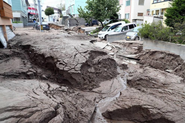 El balance de víctimas a causa del terremoto de magnitud 6,7 en la escala de Richter que ha sacudido este jueves de madrugada la isla japonesa de Hokkaido (norte) ha ascendido a siete muertos y 200 heridos, mientras que otras 30 personas continúan desaparecidas.