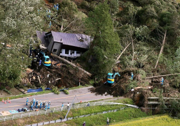 El balance de víctimas a causa del terremoto de magnitud 6,7 en la escala de Richter que ha sacudido este jueves de madrugada la isla japonesa de Hokkaido (norte) ha ascendido a siete muertos y 200 heridos, mientras que otras 30 personas continúan desaparecidas.