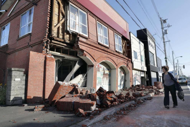 El balance de víctimas a causa del terremoto de magnitud 6,7 en la escala de Richter que ha sacudido este jueves de madrugada la isla japonesa de Hokkaido (norte) ha ascendido a siete muertos y 200 heridos, mientras que otras 30 personas continúan desaparecidas.