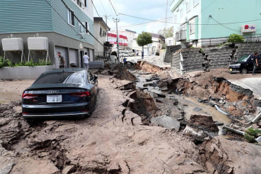 El balance de víctimas a causa del terremoto de magnitud 6,7 en la escala de Richter que ha sacudido este jueves de madrugada la isla japonesa de Hokkaido (norte) ha ascendido a siete muertos y 200 heridos, mientras que otras 30 personas continúan desaparecidas.