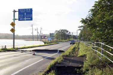 El balance de víctimas a causa del terremoto de magnitud 6,7 en la escala de Richter que ha sacudido este jueves de madrugada la isla japonesa de Hokkaido (norte) ha ascendido a siete muertos y 200 heridos, mientras que otras 30 personas continúan desaparecidas.