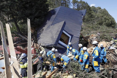 El balance de víctimas a causa del terremoto de magnitud 6,7 en la escala de Richter que ha sacudido este jueves de madrugada la isla japonesa de Hokkaido (norte) ha ascendido a siete muertos y 200 heridos, mientras que otras 30 personas continúan desaparecidas.