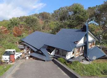 El balance de víctimas a causa del terremoto de magnitud 6,7 en la escala de Richter que ha sacudido este jueves de madrugada la isla japonesa de Hokkaido (norte) ha ascendido a siete muertos y 200 heridos, mientras que otras 30 personas continúan desaparecidas.