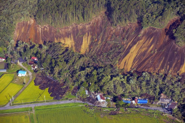 El balance de víctimas a causa del terremoto de magnitud 6,7 en la escala de Richter que ha sacudido este jueves de madrugada la isla japonesa de Hokkaido (norte) ha ascendido a siete muertos y 200 heridos, mientras que otras 30 personas continúan desaparecidas.