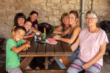 El 3 de septiembre los vecinos de Sorauren dieron cierre a sus fiestas de verano con un día repleto de actividades para todos los públicos. Una jornada para las familias y las cuadrillas, con la comida y cena popular como eje central al que se sumaron actividades como hinchables para los más pequeños, campeonato de mus y parchís, baile de disfraces, rifas y premios. El pobre de mí, ya de madrugada, invitó a los presentes a comenzar la cuenta atrás para las fiestas del año que viene.
