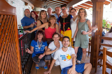 El 3 de septiembre los vecinos de Sorauren dieron cierre a sus fiestas de verano con un día repleto de actividades para todos los públicos. Una jornada para las familias y las cuadrillas, con la comida y cena popular como eje central al que se sumaron actividades como hinchables para los más pequeños, campeonato de mus y parchís, baile de disfraces, rifas y premios. El pobre de mí, ya de madrugada, invitó a los presentes a comenzar la cuenta atrás para las fiestas del año que viene.
