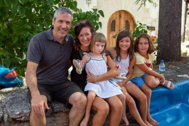 El 3 de septiembre los vecinos de Sorauren dieron cierre a sus fiestas de verano con un día repleto de actividades para todos los públicos. Una jornada para las familias y las cuadrillas, con la comida y cena popular como eje central al que se sumaron actividades como hinchables para los más pequeños, campeonato de mus y parchís, baile de disfraces, rifas y premios. El pobre de mí, ya de madrugada, invitó a los presentes a comenzar la cuenta atrás para las fiestas del año que viene.