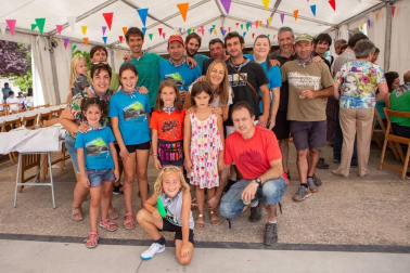 El 3 de septiembre los vecinos de Sorauren dieron cierre a sus fiestas de verano con un día repleto de actividades para todos los públicos. Una jornada para las familias y las cuadrillas, con la comida y cena popular como eje central al que se sumaron actividades como hinchables para los más pequeños, campeonato de mus y parchís, baile de disfraces, rifas y premios. El pobre de mí, ya de madrugada, invitó a los presentes a comenzar la cuenta atrás para las fiestas del año que viene.