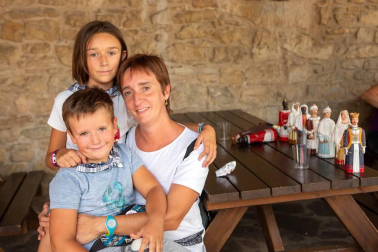 El 3 de septiembre los vecinos de Sorauren dieron cierre a sus fiestas de verano con un día repleto de actividades para todos los públicos. Una jornada para las familias y las cuadrillas, con la comida y cena popular como eje central al que se sumaron actividades como hinchables para los más pequeños, campeonato de mus y parchís, baile de disfraces, rifas y premios. El pobre de mí, ya de madrugada, invitó a los presentes a comenzar la cuenta atrás para las fiestas del año que viene.