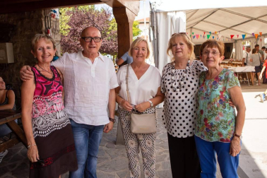 El 3 de septiembre los vecinos de Sorauren dieron cierre a sus fiestas de verano con un día repleto de actividades para todos los públicos. Una jornada para las familias y las cuadrillas, con la comida y cena popular como eje central al que se sumaron actividades como hinchables para los más pequeños, campeonato de mus y parchís, baile de disfraces, rifas y premios. El pobre de mí, ya de madrugada, invitó a los presentes a comenzar la cuenta atrás para las fiestas del año que viene.