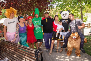 El 3 de septiembre los vecinos de Sorauren dieron cierre a sus fiestas de verano con un día repleto de actividades para todos los públicos. Una jornada para las familias y las cuadrillas, con la comida y cena popular como eje central al que se sumaron actividades como hinchables para los más pequeños, campeonato de mus y parchís, baile de disfraces, rifas y premios. El pobre de mí, ya de madrugada, invitó a los presentes a comenzar la cuenta atrás para las fiestas del año que viene.