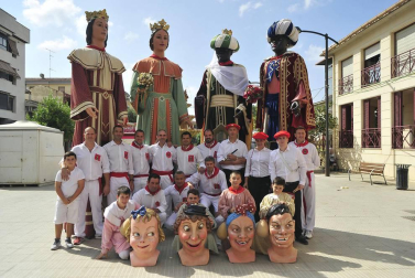 Imágenes del encierro de Peralta y de la visita de la Comparsa de gigantes y cabezudos a la residencia San Miguel