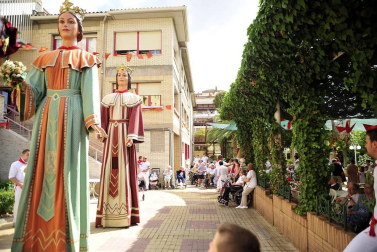 Imágenes del encierro de Peralta y de la visita de la Comparsa de gigantes y cabezudos a la residencia San Miguel