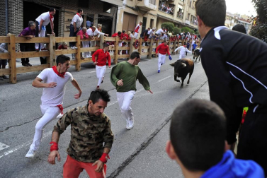 Imágenes del encierro de Peralta y de la visita de la Comparsa de gigantes y cabezudos a la residencia San Miguel