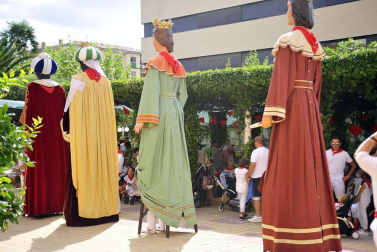 Imágenes del encierro de Peralta y de la visita de la Comparsa de gigantes y cabezudos a la residencia San Miguel