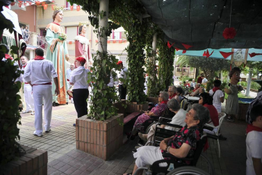 Imágenes del encierro de Peralta y de la visita de la Comparsa de gigantes y cabezudos a la residencia San Miguel