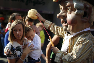 La Comparsa de Gigantes y Cabezudos de Pamplona sale a celebrar el Privilegio de la Unión