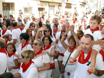 El edil Óscar Bea fue el encargado de prender el cohete anunciador de estos 7 días de fiesta en honor a la Virgen de la Paz