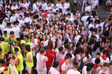 El edil Óscar Bea fue el encargado de prender el cohete anunciador de estos 7 días de fiesta en honor a la Virgen de la Paz