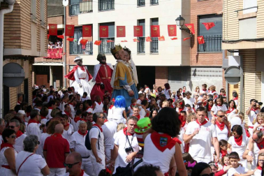 El edil Óscar Bea fue el encargado de prender el cohete anunciador de estos 7 días de fiesta en honor a la Virgen de la Paz