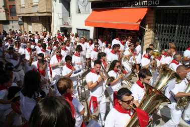 El edil Óscar Bea fue el encargado de prender el cohete anunciador de estos 7 días de fiesta en honor a la Virgen de la Paz