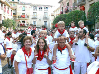 El edil Óscar Bea fue el encargado de prender el cohete anunciador de estos 7 días de fiesta en honor a la Virgen de la Paz