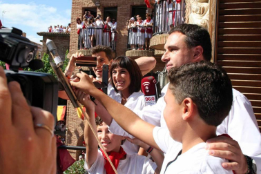 El edil Óscar Bea fue el encargado de prender el cohete anunciador de estos 7 días de fiesta en honor a la Virgen de la Paz