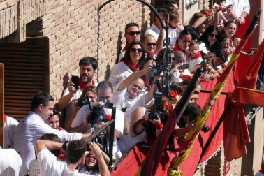El edil Óscar Bea fue el encargado de prender el cohete anunciador de estos 7 días de fiesta en honor a la Virgen de la Paz