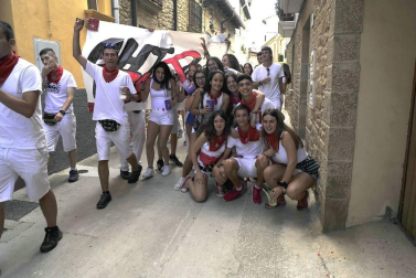 El alcalde, Adolfo Vélez, fue el encargado de lanzar el cohete que abrió nueve días festivos
