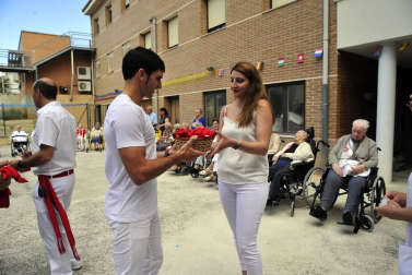El alcalde, Adolfo Vélez, fue el encargado de lanzar el cohete que abrió nueve días festivos