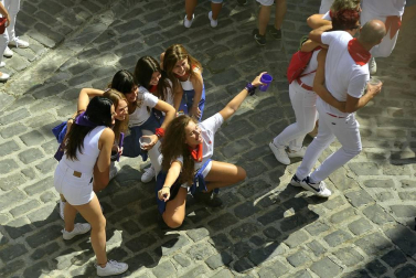 El alcalde, Adolfo Vélez, fue el encargado de lanzar el cohete que abrió nueve días festivos