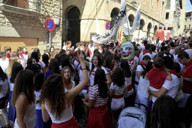 El alcalde, Adolfo Vélez, fue el encargado de lanzar el cohete que abrió nueve días festivos