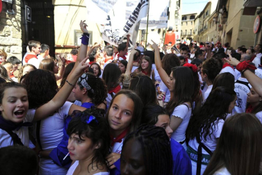 El alcalde, Adolfo Vélez, fue el encargado de lanzar el cohete que abrió nueve días festivos