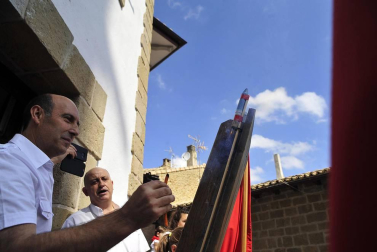 El alcalde, Adolfo Vélez, fue el encargado de lanzar el cohete que abrió nueve días festivos