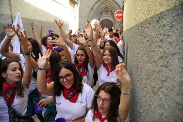 El alcalde, Adolfo Vélez, fue el encargado de lanzar el cohete que abrió nueve días festivos