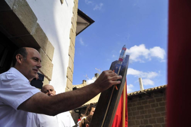 El alcalde, Adolfo Vélez, fue el encargado de lanzar el cohete que abrió nueve días festivos