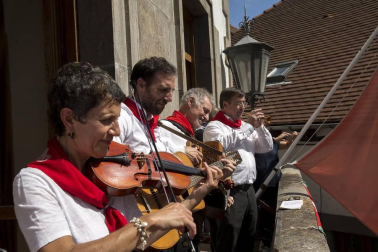 Los franceses Pedro Etcheverría, Romain Luzet, María Elena Benidot y Beñat Itoiz, componentes del grupo de música folclórica 'Txanbezpel', fueron los encargados de prender la mecha del cohete anunciador de las fiestas de la villa que se prolongarán hasta el próximo 11 de septiembre.