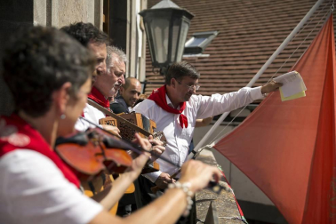Los franceses Pedro Etcheverría, Romain Luzet, María Elena Benidot y Beñat Itoiz, componentes del grupo de música folclórica 'Txanbezpel', fueron los encargados de prender la mecha del cohete anunciador de las fiestas de la villa que se prolongarán hasta el próximo 11 de septiembre.