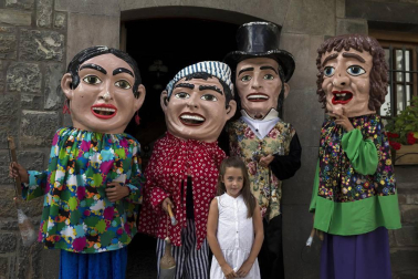 Los franceses Pedro Etcheverría, Romain Luzet, María Elena Benidot y Beñat Itoiz, componentes del grupo de música folclórica 'Txanbezpel', fueron los encargados de prender la mecha del cohete anunciador de las fiestas de la villa que se prolongarán hasta el próximo 11 de septiembre.
