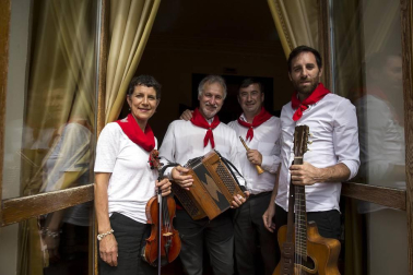 Los franceses Pedro Etcheverría, Romain Luzet, María Elena Benidot y Beñat Itoiz, componentes del grupo de música folclórica 'Txanbezpel', fueron los encargados de prender la mecha del cohete anunciador de las fiestas de la villa que se prolongarán hasta el próximo 11 de septiembre.
