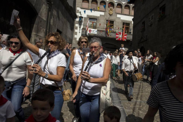 Los franceses Pedro Etcheverría, Romain Luzet, María Elena Benidot y Beñat Itoiz, componentes del grupo de música folclórica 'Txanbezpel', fueron los encargados de prender la mecha del cohete anunciador de las fiestas de la villa que se prolongarán hasta el próximo 11 de septiembre.