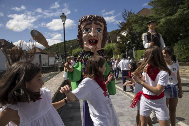 Los franceses Pedro Etcheverría, Romain Luzet, María Elena Benidot y Beñat Itoiz, componentes del grupo de música folclórica 'Txanbezpel', fueron los encargados de prender la mecha del cohete anunciador de las fiestas de la villa que se prolongarán hasta el próximo 11 de septiembre.