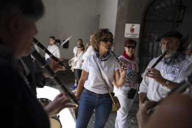 Los franceses Pedro Etcheverría, Romain Luzet, María Elena Benidot y Beñat Itoiz, componentes del grupo de música folclórica 'Txanbezpel', fueron los encargados de prender la mecha del cohete anunciador de las fiestas de la villa que se prolongarán hasta el próximo 11 de septiembre.