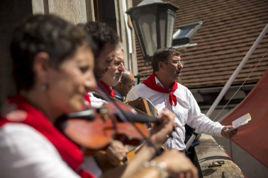 Los franceses Pedro Etcheverría, Romain Luzet, María Elena Benidot y Beñat Itoiz, componentes del grupo de música folclórica 'Txanbezpel', fueron los encargados de prender la mecha del cohete anunciador de las fiestas de la villa que se prolongarán hasta el próximo 11 de septiembre.