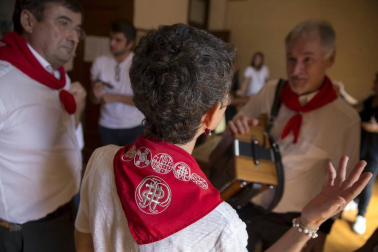 Los franceses Pedro Etcheverría, Romain Luzet, María Elena Benidot y Beñat Itoiz, componentes del grupo de música folclórica 'Txanbezpel', fueron los encargados de prender la mecha del cohete anunciador de las fiestas de la villa que se prolongarán hasta el próximo 11 de septiembre.