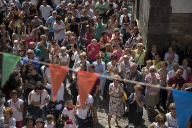 Los franceses Pedro Etcheverría, Romain Luzet, María Elena Benidot y Beñat Itoiz, componentes del grupo de música folclórica 'Txanbezpel', fueron los encargados de prender la mecha del cohete anunciador de las fiestas de la villa que se prolongarán hasta el próximo 11 de septiembre.