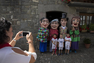 Los franceses Pedro Etcheverría, Romain Luzet, María Elena Benidot y Beñat Itoiz, componentes del grupo de música folclórica 'Txanbezpel', fueron los encargados de prender la mecha del cohete anunciador de las fiestas de la villa que se prolongarán hasta el próximo 11 de septiembre.