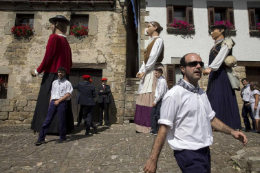 Los franceses Pedro Etcheverría, Romain Luzet, María Elena Benidot y Beñat Itoiz, componentes del grupo de música folclórica 'Txanbezpel', fueron los encargados de prender la mecha del cohete anunciador de las fiestas de la villa que se prolongarán hasta el próximo 11 de septiembre.
